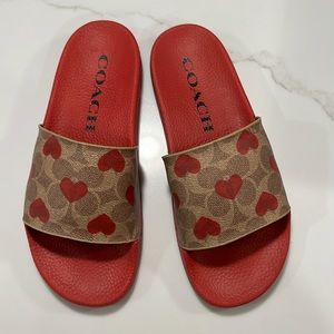COACH Signature Heart Slides sz 8